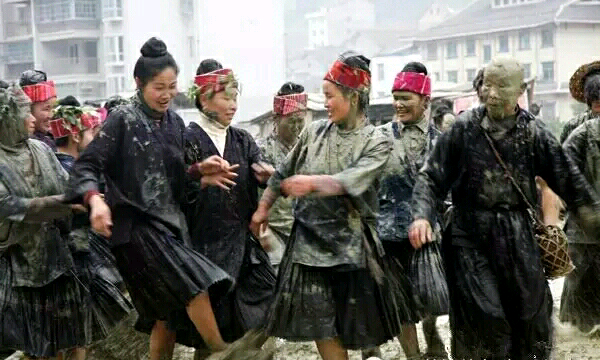 Mud throwing tradition during the Grain in Ear Solar term